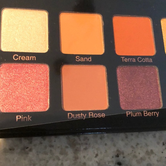 Violet Voss-Essentials - Picture 3 of 5